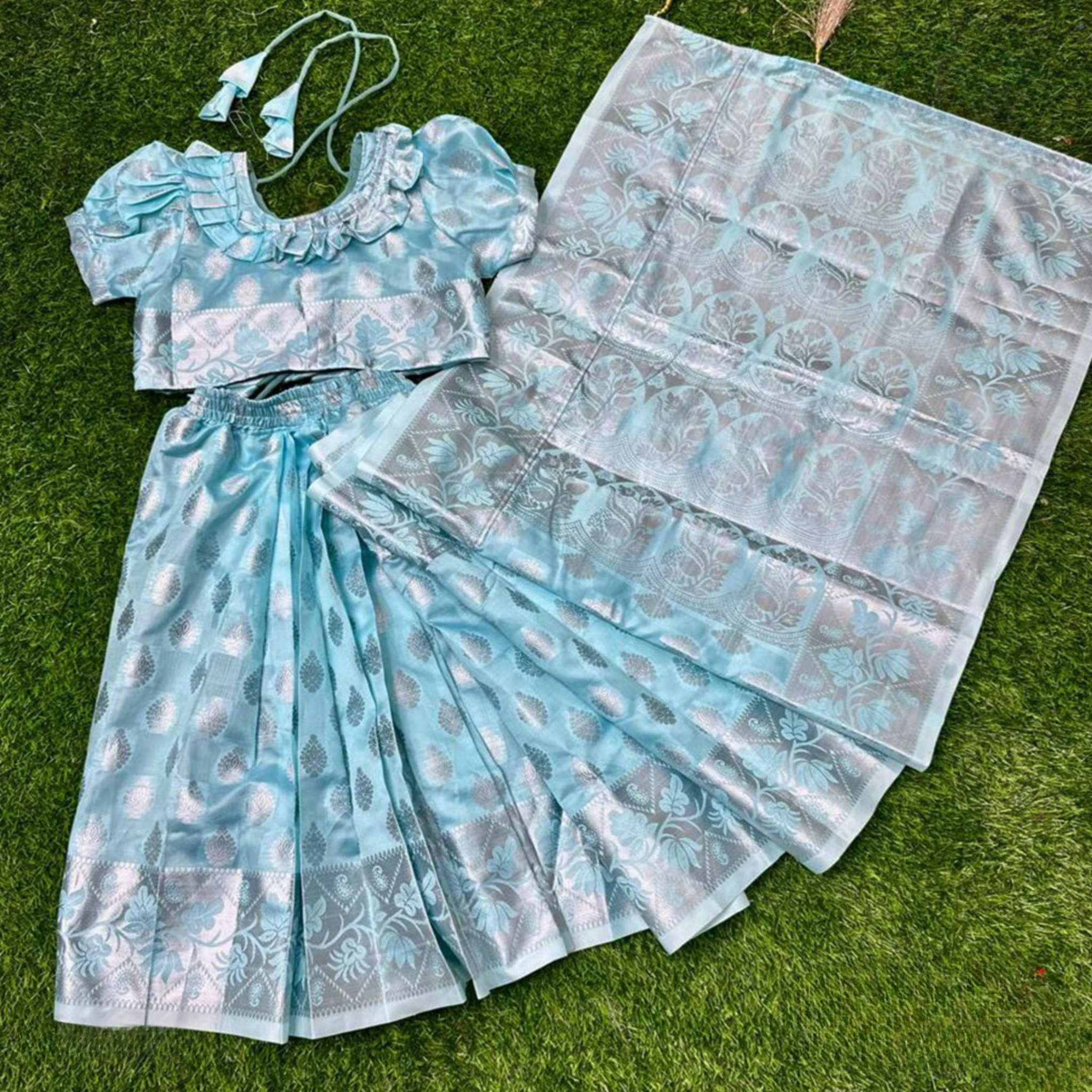 আকাশি ব্লু কাতান সিল্ক বেবি রেডি শাড়ি – সিলভার জরি সুতার কাজসহ সম্পূর্ণ স্টিচড ব্লাউজ ও পেটিকোট