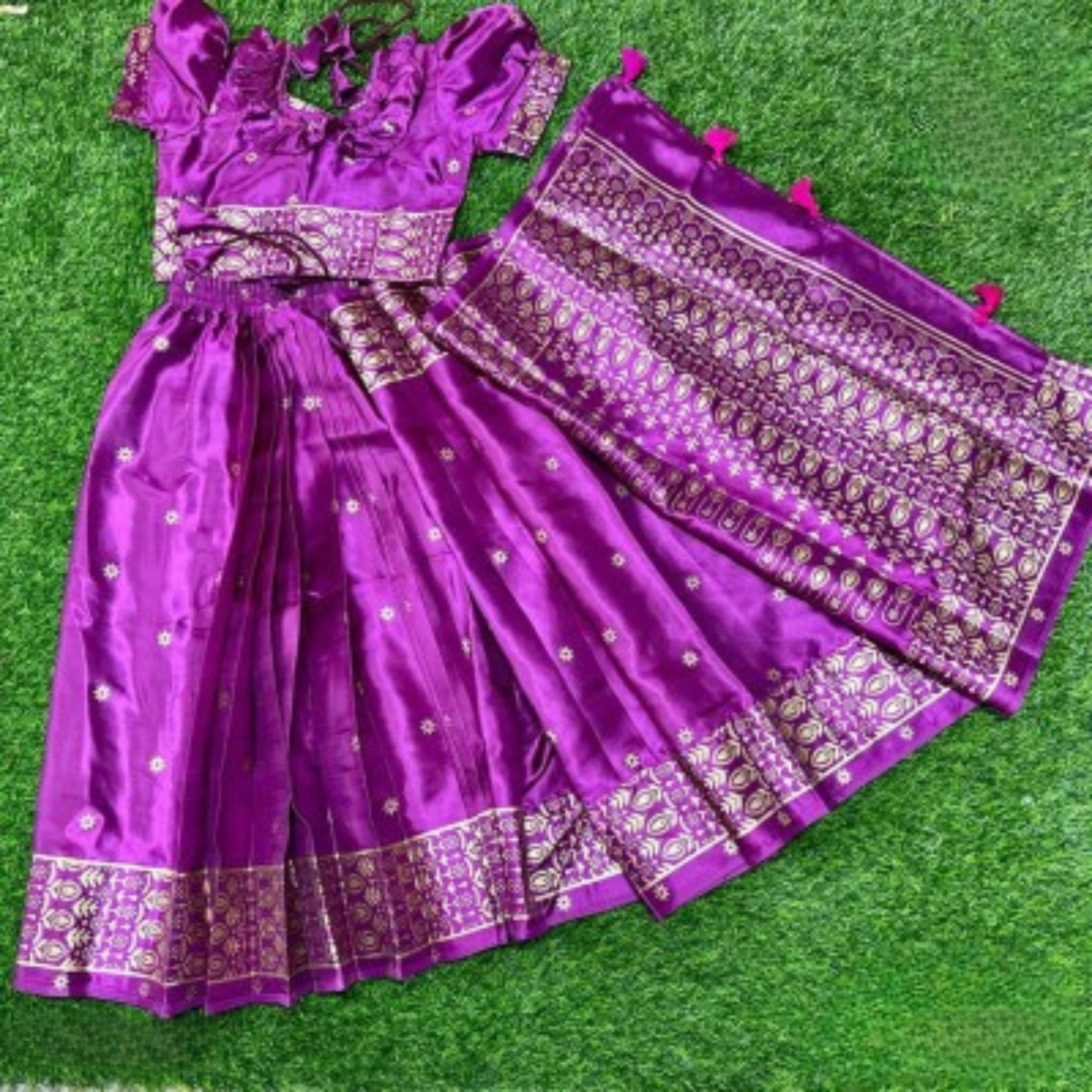 বেগুনি জাপানি সিল্ক বেবি রেডি শাড়ি – গোল্ডেন আপসন প্রিন্টসহ, সম্পূর্ণ স্টিচড ব্লাউজ ও পেটিকোট