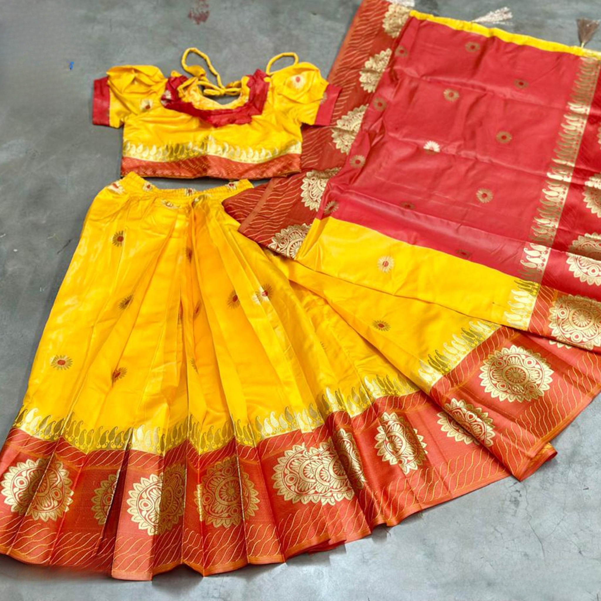 হলুদ-লাল কাতান বেবি রেডি শাড়ি – গোল্ডেন জরি সুতার কাজসহ সম্পূর্ণ স্টিচড ব্লাউজ ও পেটিকোট (সাইজ ১–১৫ বছর)