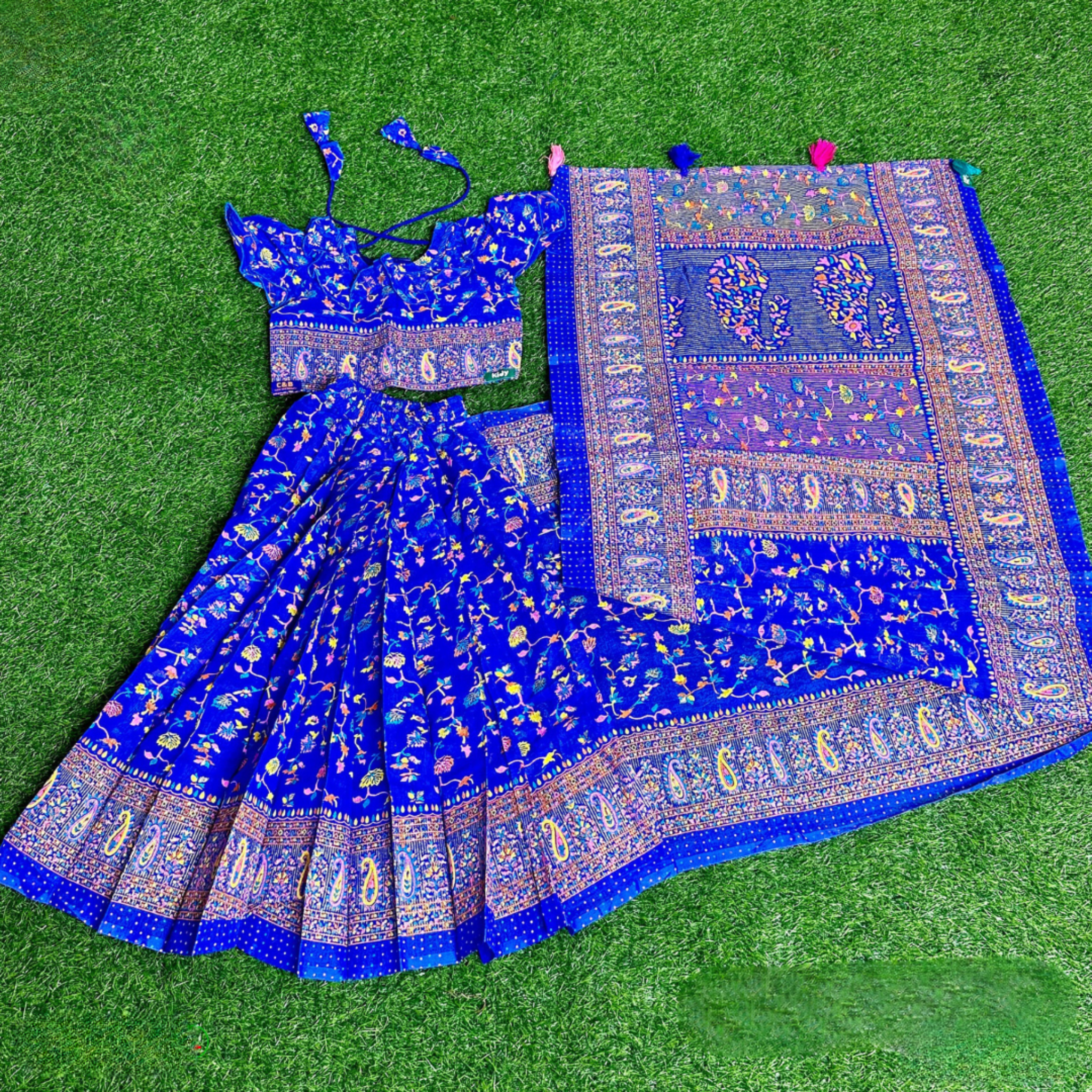 ডিপ রয়েল ব্লু হাফ সিল্ক সুতি বেবি রেডি শাড়ি – হ্যান্ড প্রিন্ট ডিজাইনসহ সম্পূর্ণ স্টিচড ব্লাউজ ও পেটিকোট (সাইজ ১–১৫ বছর)