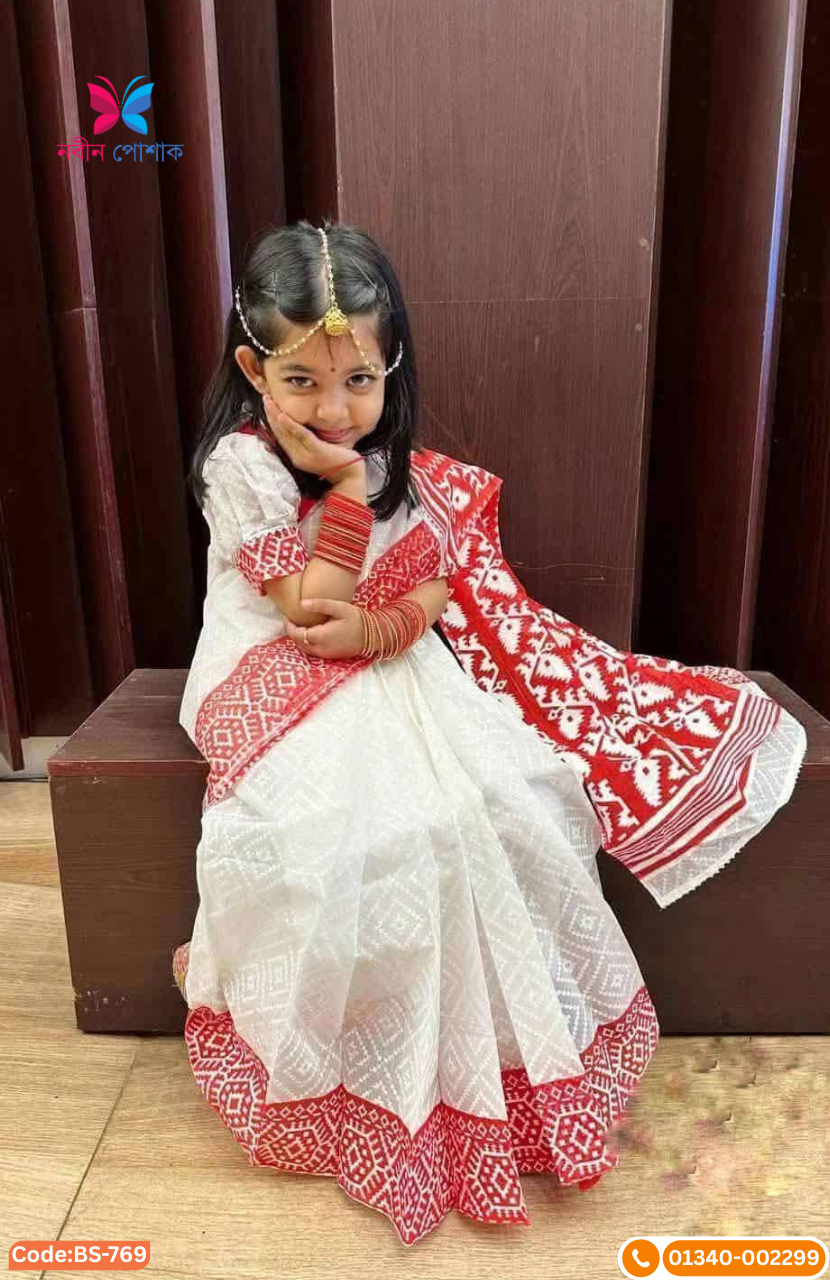 সুতি বেবি রেডি শাড়ি – লাল আঁচল ও পার হ্যান্ড প্রিন্ট ডিজাইনসহ, সম্পূর্ণ স্টিচড ব্লাউজ ও পেটিকোট