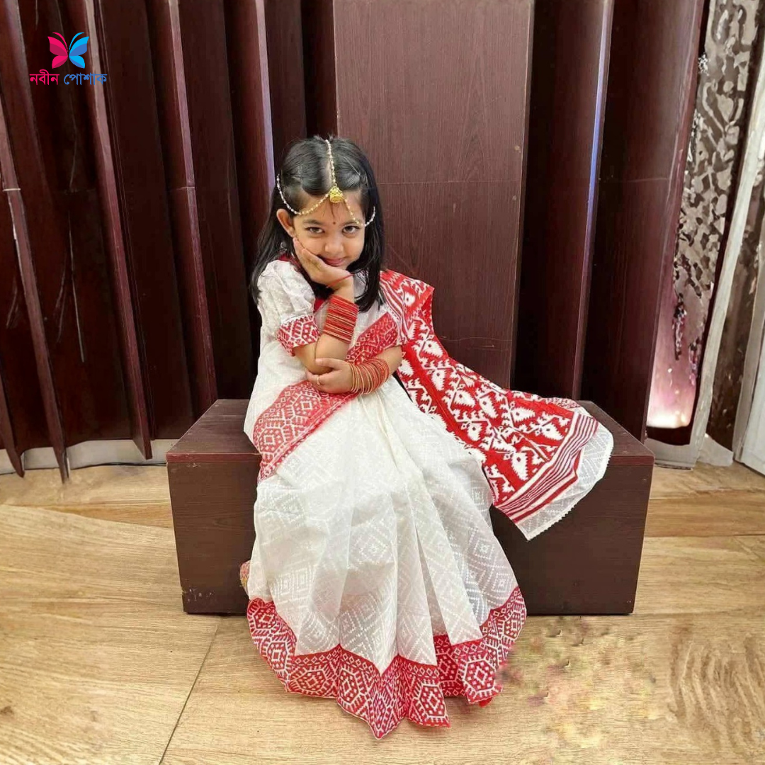 সুতি বেবি রেডি শাড়ি – লাল আঁচল ও পার হ্যান্ড প্রিন্ট ডিজাইনসহ, সম্পূর্ণ স্টিচড ব্লাউজ ও পেটিকোট