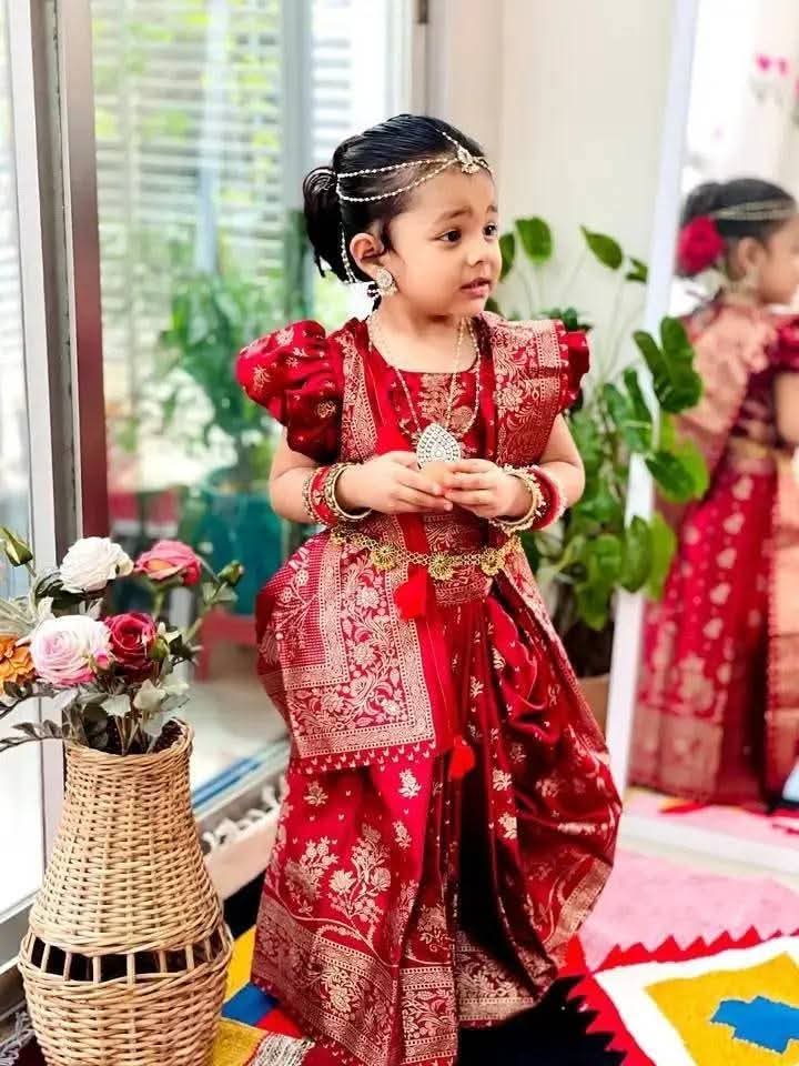 অরিজিনাল জাপানি সিল্ক বেবি রেডি শাড়ি – আপসন প্রিন্টেড রয়্যাল রেড ডিজাইন (সাইজ ১–১৫ বছর)