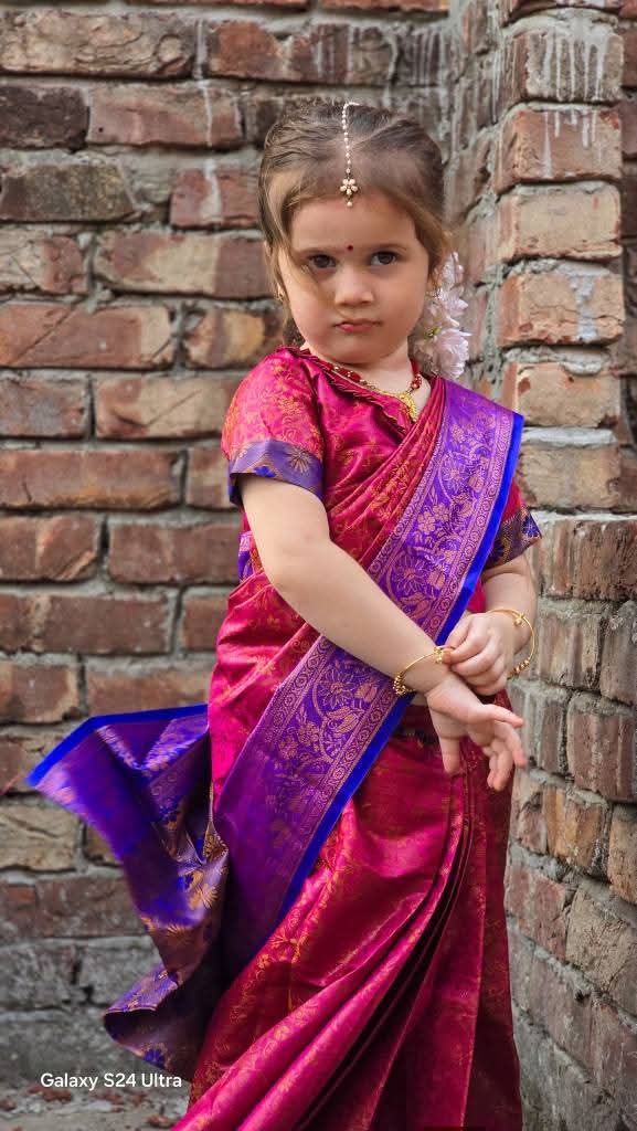 অরিজিনাল কাঞ্জিভরম কাতান সিল্ক বেবি রেডি শাড়ি – রেড ও রয়েল ব্লু জরি বর্ডারসহ